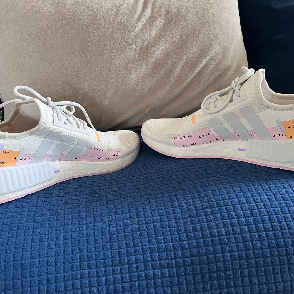 ADIDAS Women's NMD R1 Running SIZE 8 Boost White Pink GZ8013 - Picture 3 of 5